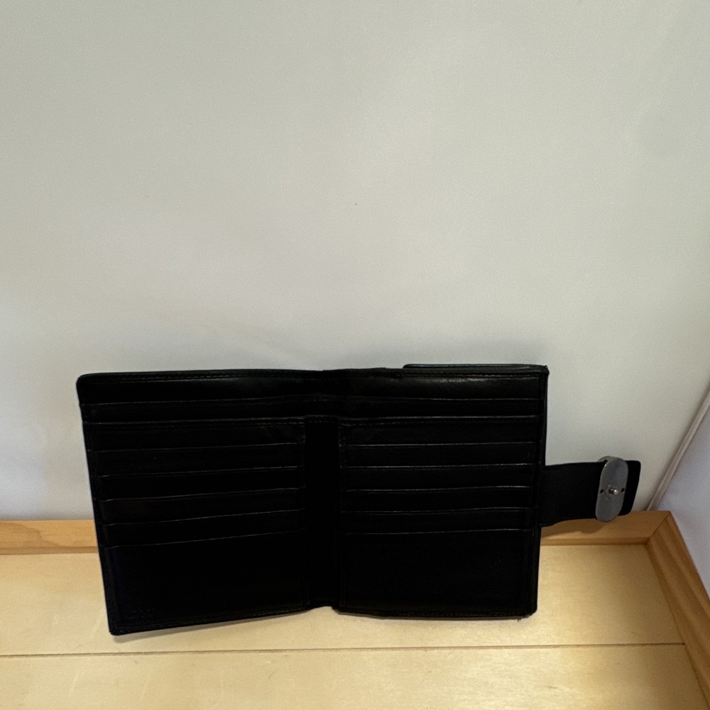 Gucci Black Snap Wallet w/ Logo Hardware, Coin Pocket & Credit Card Slots - Picture 3 of 16